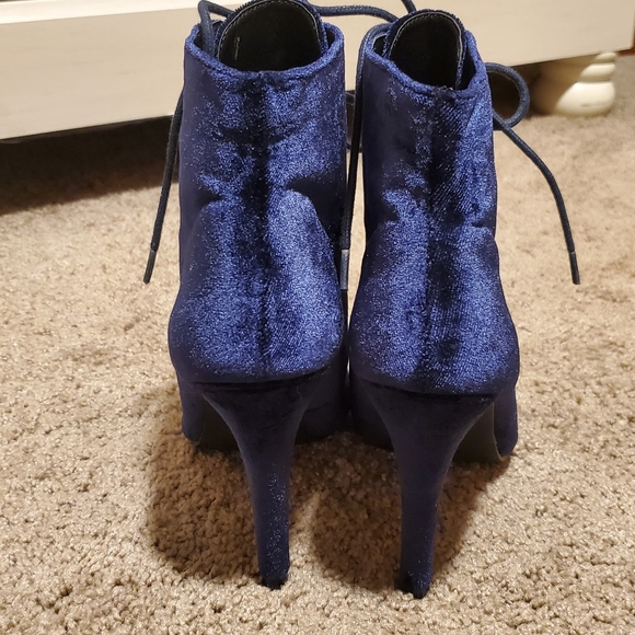 **SOLD** Shoe Dazzle Stiletto Booties Size 6 - Picture 3 of 4